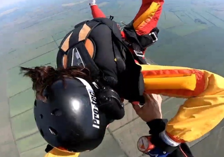 Un instructor salva en caída libre a una paracaidista que no podía abrir su paracaídas un-instructor-salva-en-caida-libre-a-una-paracaidista-que-no-podia-abrir-su-paracaidas-100015-100021.jpg