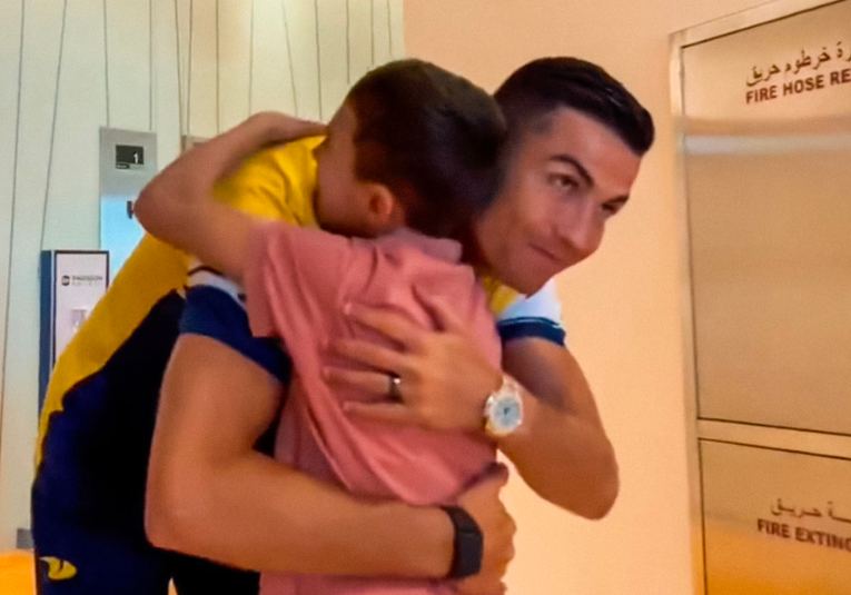 Un niño que sufrió el terremoto en Siria cumple su sueño de conocer a Cristiano Ronaldo un-nino-que-sufrio-el-terremoto-en-siria-cumple-su-sueno-de-conocer-a-cristiano-ronaldo-080149-080154.png