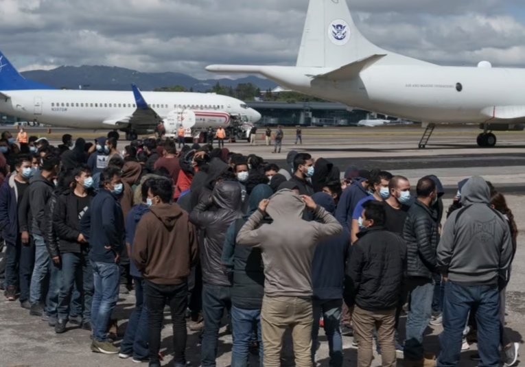 Un nuevo vuelo con deportados guatemaltecos procedentes de Estados Unidos arribó al aeropuerto La Aurora un-nuevo-vuelo-con-deportados-guatemaltecos-procedentes-de-estados-unidos-arribo-al-aeropuerto-la-aurora-151103-151257.jpg