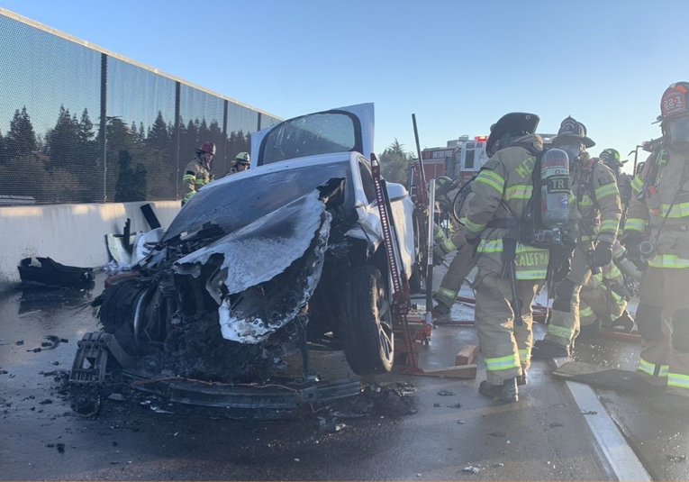 Un Tesla se incendia espontáneamente mientras circulaba por una autopista  un-tesla-se-incendia-espont-neamente-mientras-circulaba-por-una-autopista-195631-195646.png