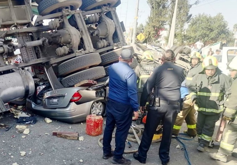 Un tráiler cae de un puente y aplasta varios coches en una vía de México un-tr-iler-cae-de-un-puente-y-aplasta-varios-coches-en-una-via-de-mexico-075230-075314.jpg