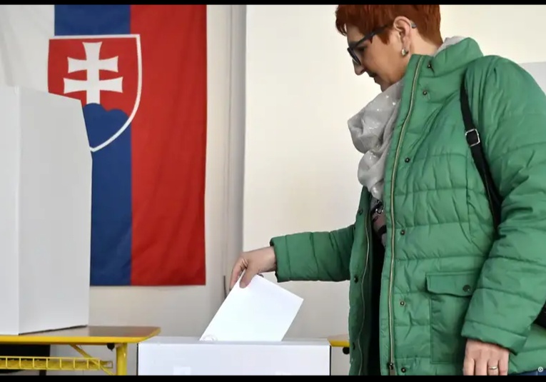 Una Eslovaquia dividida elige su próximo jefe de Estado una-eslovaquia-dividida-elige-su-proximo-jefe-de-estado-111147-111222.jpg