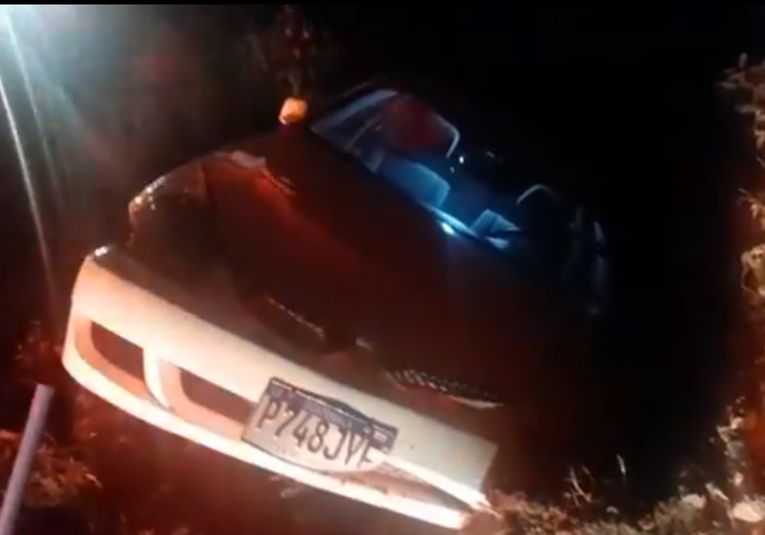 Vehí­culo cayó en un barranco en la ruta Interamericana  vehiculo-cayo-al-fondo-de-un-barranco-en-la-ruta-interamericana-081028-081130.jpg