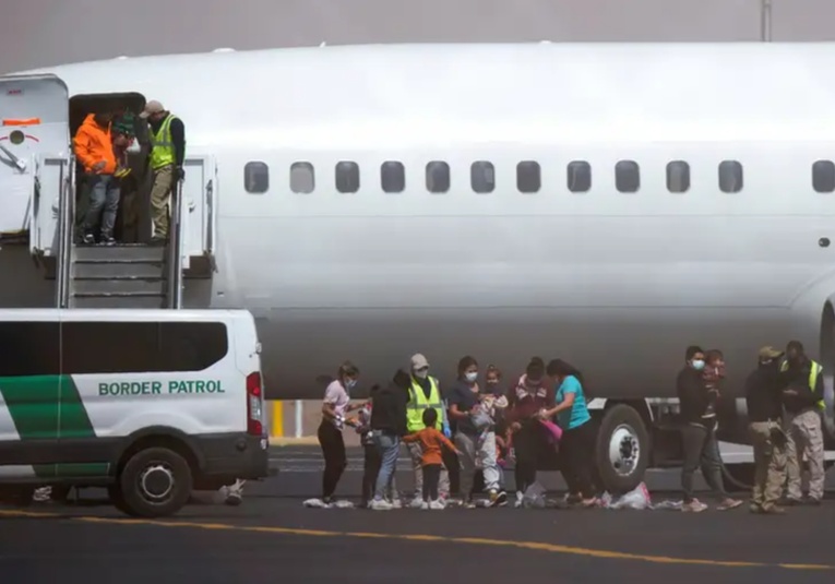 Venezuela envía aviones para repatriar deportados de EE.UU. venezuela-envia-aviones-para-repatriar-deportados-de-ee-uu-090826-090852.jpg
