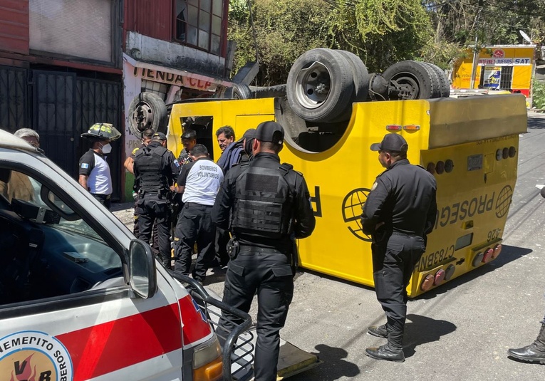 VíDEO: Así­ volcó el transporte de valores en Santa Catarina Pinula video-asi-volco-el-transporte-de-valores-en-santa-catarina-pinula-100034-100043.jpg