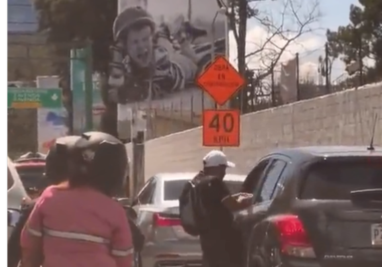 VíDEO: Delincuente asalta a un conductor en pleno tráfico video-delincuente-asalta-a-un-conductor-en-pleno-tr-fico-093228-093243.png