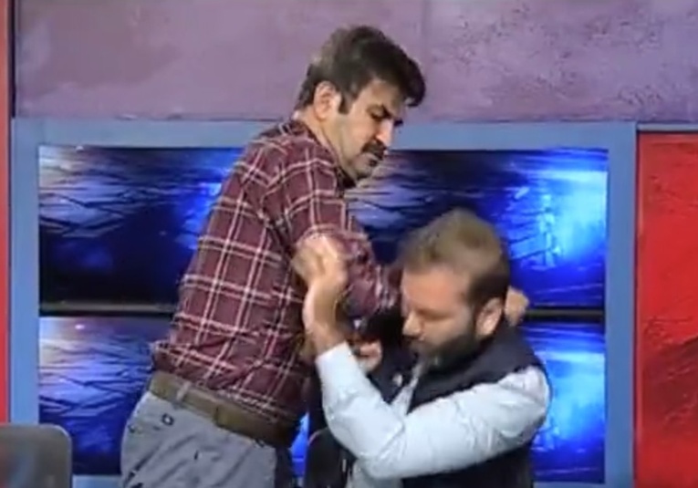 VIDEO: Dos políticos pakistaníes se enfrentan a golpes en un programa de televisión en vivo video-dos-politicos-pakistanies-se-enfrentan-a-golpes-en-un-programa-de-television-en-vivo-094955-095033.jpg