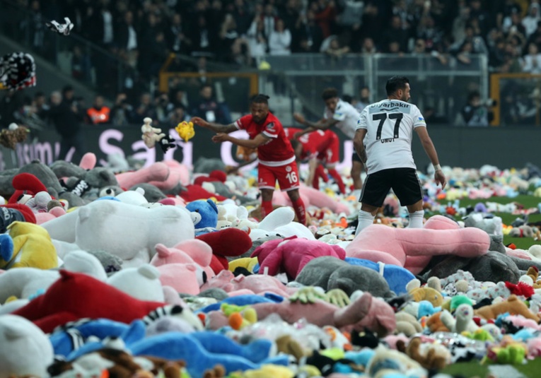 VíDEO: Lluvia de osos de peluche para los niños que sufrieron el terremoto de Turquí­a video-lluvia-de-osos-de-peluche-para-los-ninos-que-sufrieron-el-terremoto-de-turquia-130023-130128.jpg