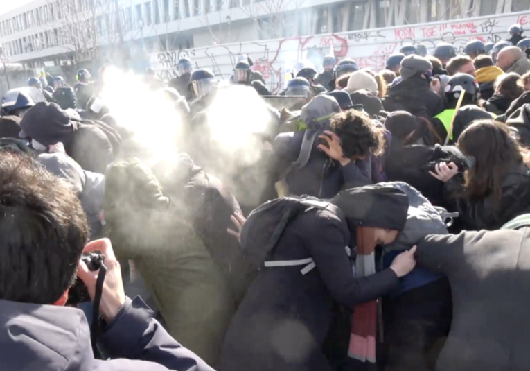 VíDEO: Recolectores de basura de Parí­s se enfrentan a la Policí­a en protestas antigubernamentales video-recolectores-de-basura-de-paris-se-enfrentan-a-la-policia-en-protestas-antigubernamentales-115751-115838.png