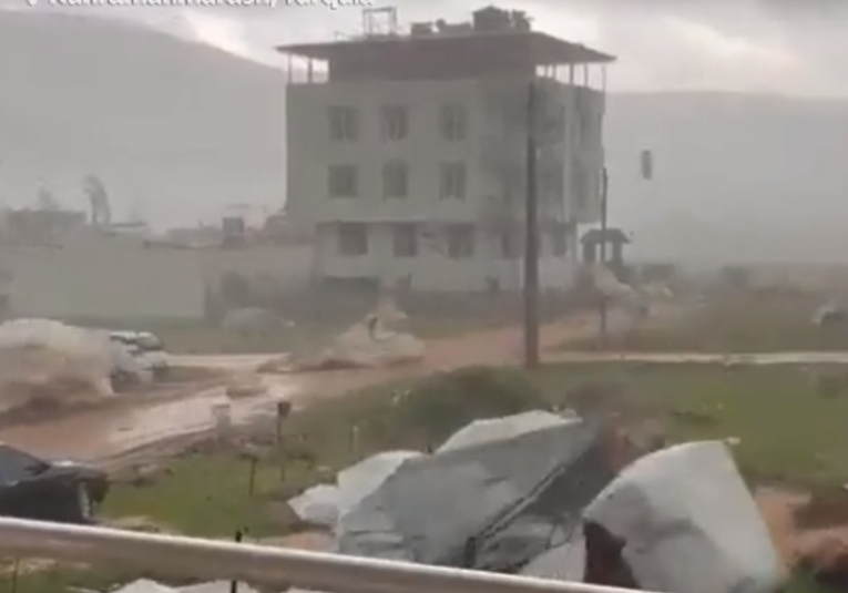 VíDEO:  Una tormenta arrasa un campamento de damnificados del terremoto en Turquí­a video-una-tormenta-arrasa-un-campamento-de-damnificados-del-terremoto-en-turquia-090358-090710.png