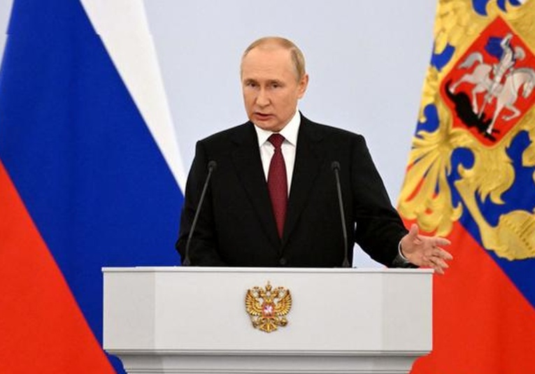 Vladimir Putin llama a Ucrania a poner fin a la guerra y volver a mesa de negociaciones