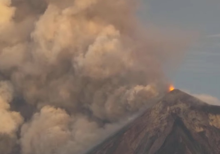 Volcán de fuego entra en erupción volc-n-de-fuego-entra-en-erupcion-093452-093757.jpg