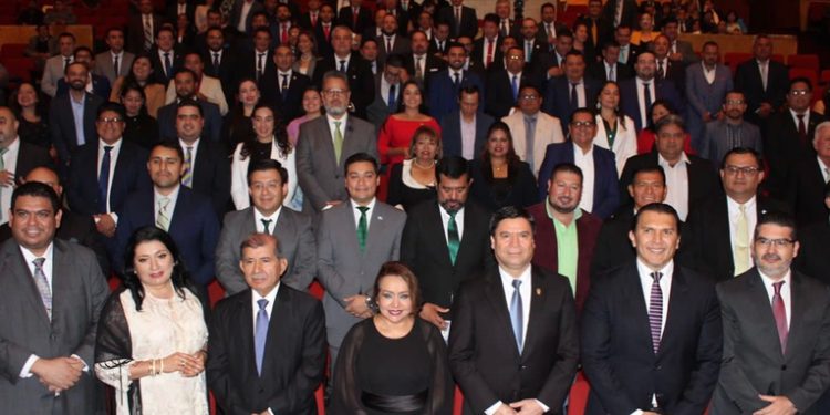 160 diputados y 20 representantes del Parlacén recibieron sus credenciales en el Teatro Nacional
