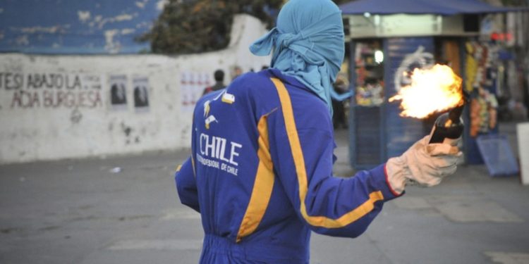 170 bombas molotov en 20 minutos: Carabineros de Chile reporta incidentes en liceos de Santiago