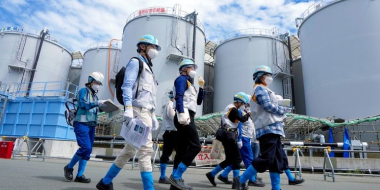 2 trabajadores de Fukushima hospitalizados por contaminación radiactiva