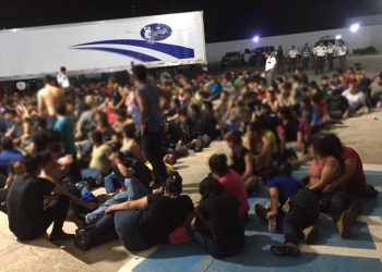 224 inmigrantes guatemaltecos son rescatados de un trailer abandonado en Veracruz, México