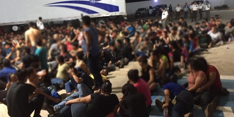 224 inmigrantes guatemaltecos son rescatados de un trailer abandonado en Veracruz, México