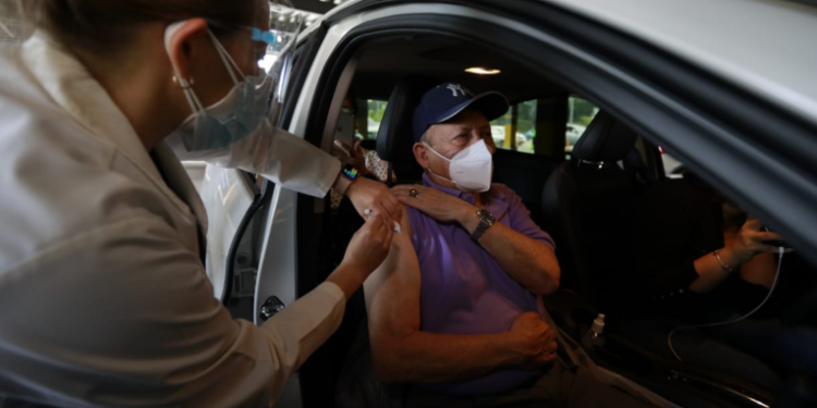 500 personas podrán vacunarse en Universidad Landivar y cerca de 80 vehí­culos por hora.