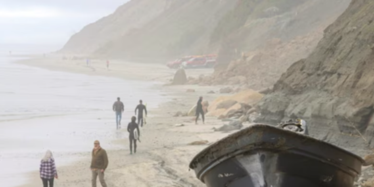 8 muertos por naufragio de presuntos migrantes frente a costa de San Diego