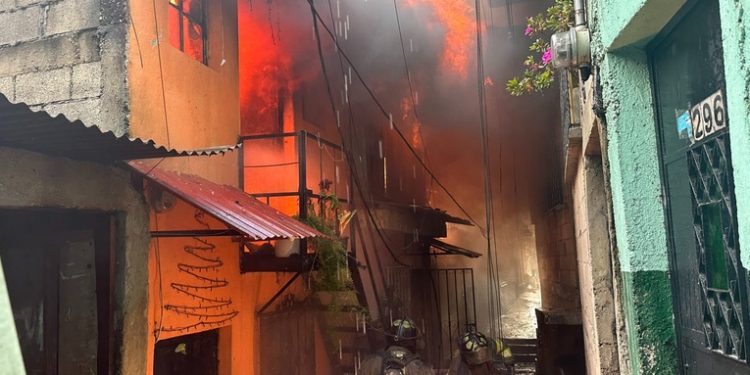 8 viviendas en ''El Esfuerzo'' zona 7 fueron consumidas por las llamas