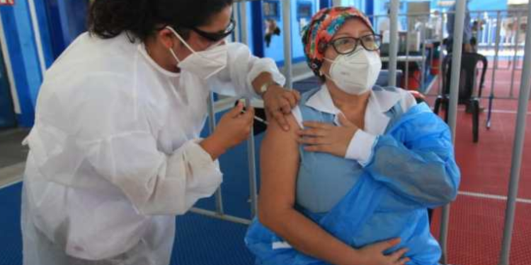 A partir de este jueves ciudadanos podrán aplicarse la tercera dosis, si cumplen con lo requerido