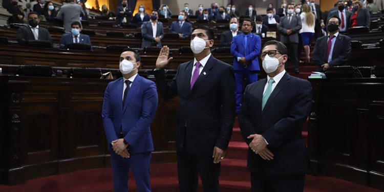 A pesar de amparos en su contra, Mynor Moto es juramentado