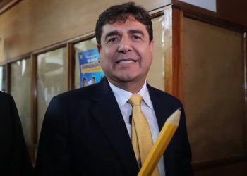 Abogados de Carlos Pineda buscan frenar la impresión de papeletas por medio de un amparo