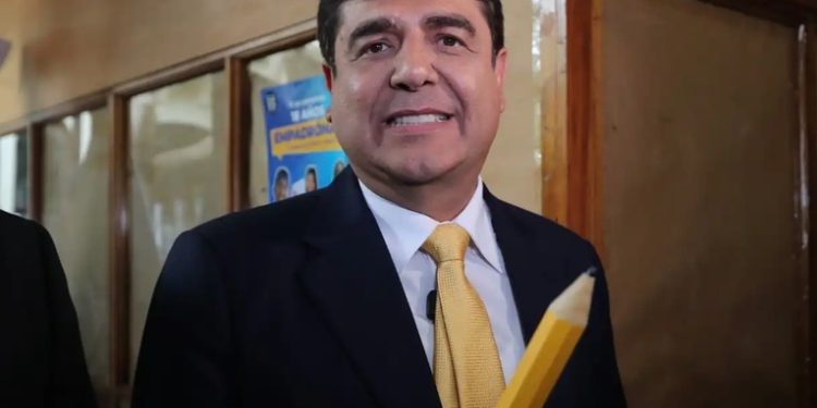 Abogados de Carlos Pineda buscan frenar la impresión de papeletas por medio de un amparo