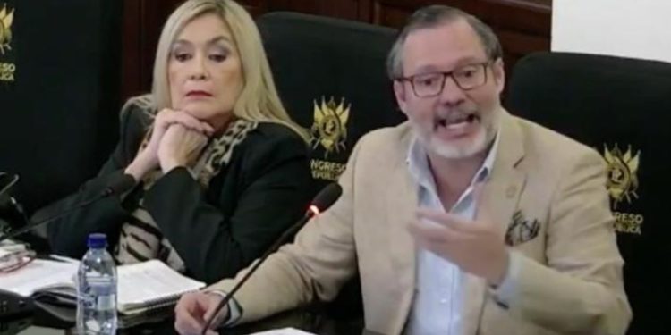 Abogados ratifican denuncia contra magistrados del TSE