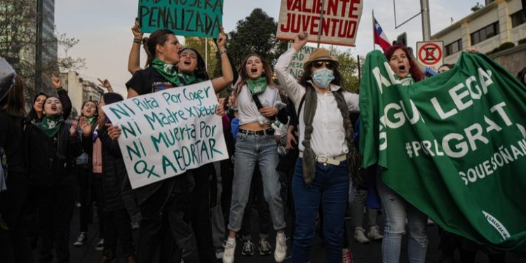 Aborto legal en Chile: el Gobierno promete una ley que irá más allá de las 'tres causales'