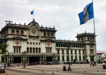 Abren centro de vacunación en plaza central