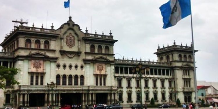 Abren centro de vacunación en plaza central