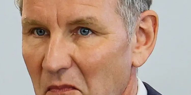 Abren juicio contra ultraderechista alemán por consigna nazi