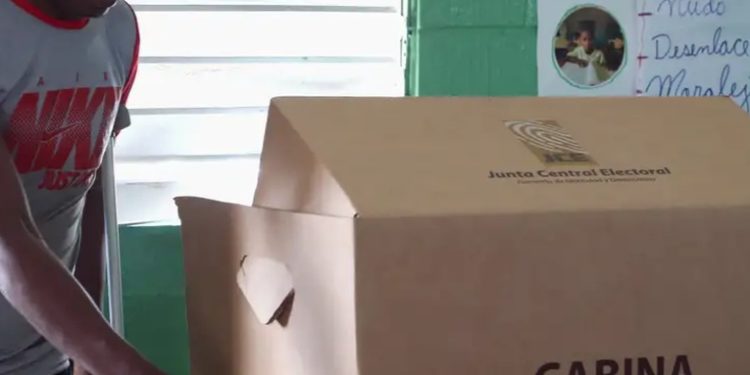 Abstención en comicios municipales dominicanos supera el 53%