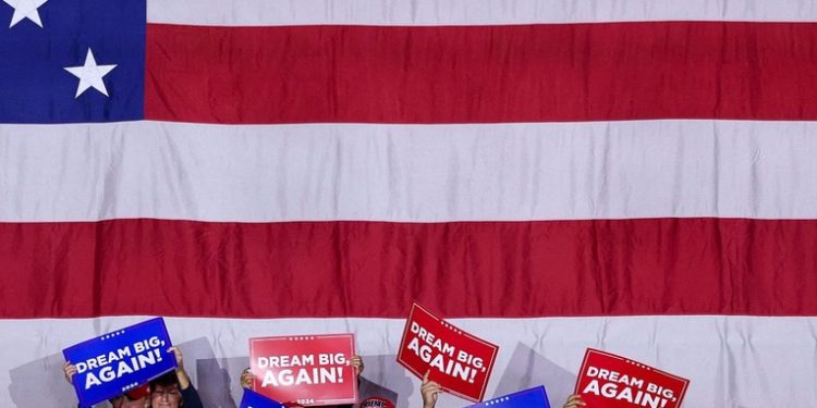 Abucheos a Kamala Harris y gritos de luchad, luchad, luchad: la retórica inflamada de un mitin de Donald Trump