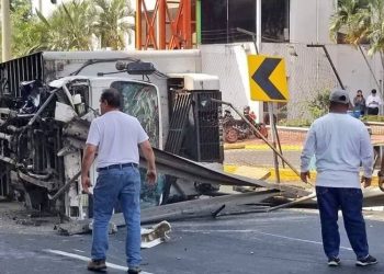 Transporte pesado deja a piloto atrapado bajo automotor