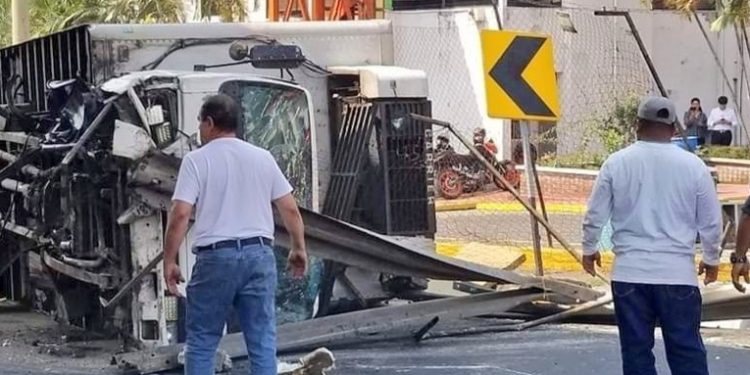 Transporte pesado deja a piloto atrapado bajo automotor