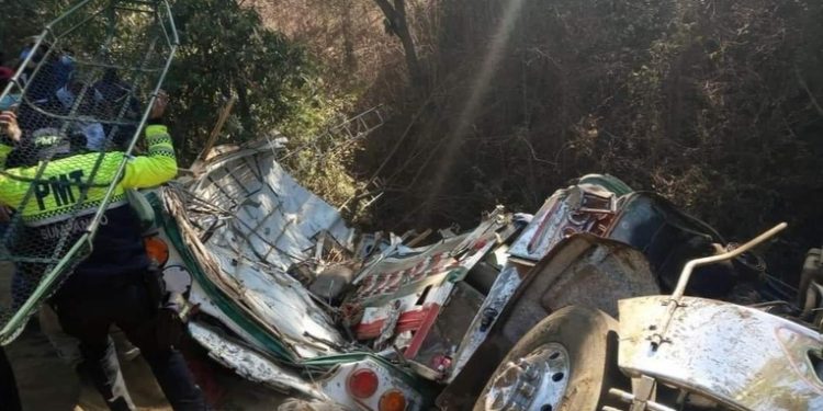 Accidente de bus deja dos fallecidos y más de 25 heridos