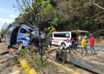 Accidente de microbús deja a diez heridos en ruta Interamericana