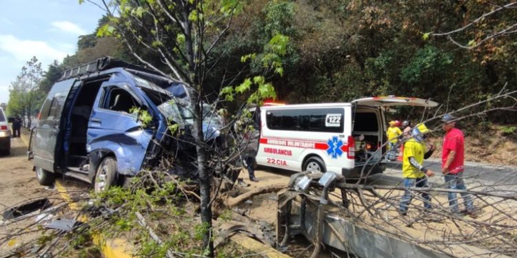 Accidente de microbús deja a diez heridos en ruta Interamericana