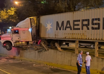 Accidente en el Anillo Periférico: tráiler pierde el control tras maniobra imprudente de motorista
