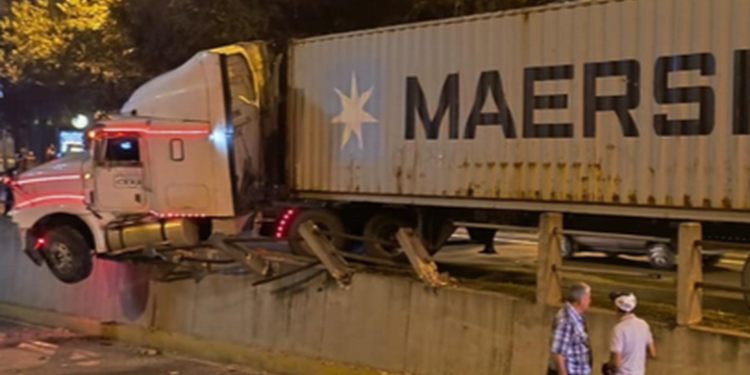 Accidente en el Anillo Periférico: tráiler pierde el control tras maniobra imprudente de motorista