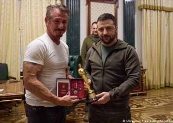 Actor Sean Penn entrega a Zelenski su Oscar como sí­mbolo de fe en la victoria de Ucrania