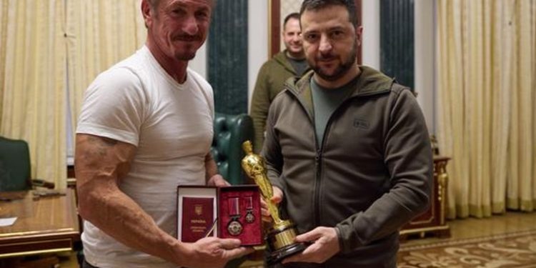 Actor Sean Penn entrega a Zelenski su Oscar como símbolo de fe en la victoria de Ucrania
