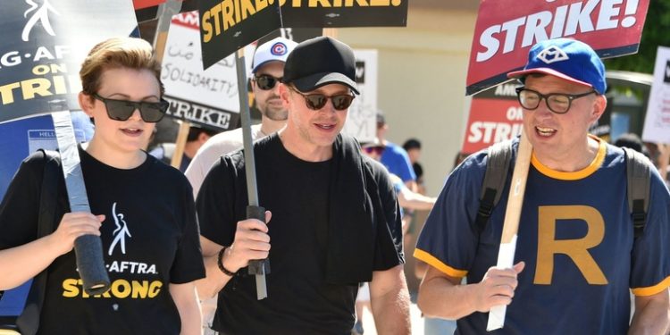 Actores en huelga divergen en cuanto a la inclusión de inteligencia artificial en propuesta de estudios