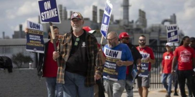 Acuerdo preliminar pone fin a paro de los 'tres grandes' fabricantes de autos en EE. UU.
