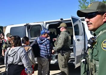 Acusan a migrantes por cruzar franja entre EE.UU. y México