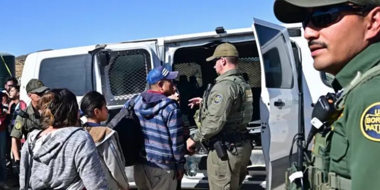 Acusan a migrantes por cruzar franja entre EE.UU. y México