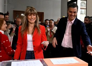 Acusan a Pedro Sánchez de dar un espectáculo ante el mundo