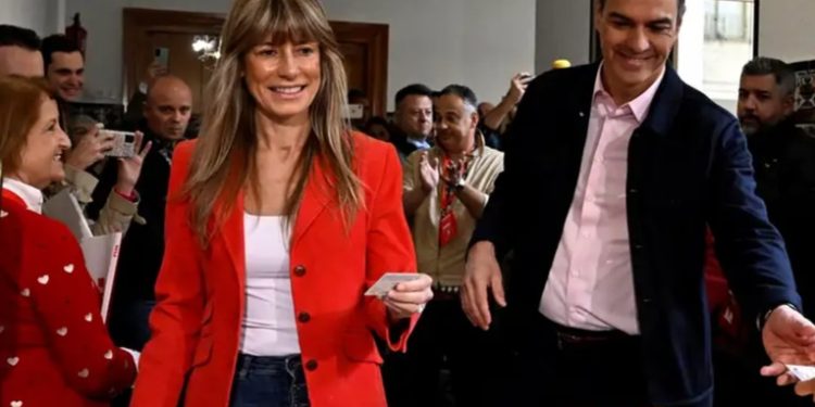 Acusan a Pedro Sánchez de dar un espectáculo ante el mundo